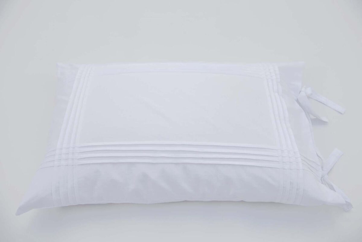 White Cotton Pillowcases Adorned with Pleats and Bows - Image 4