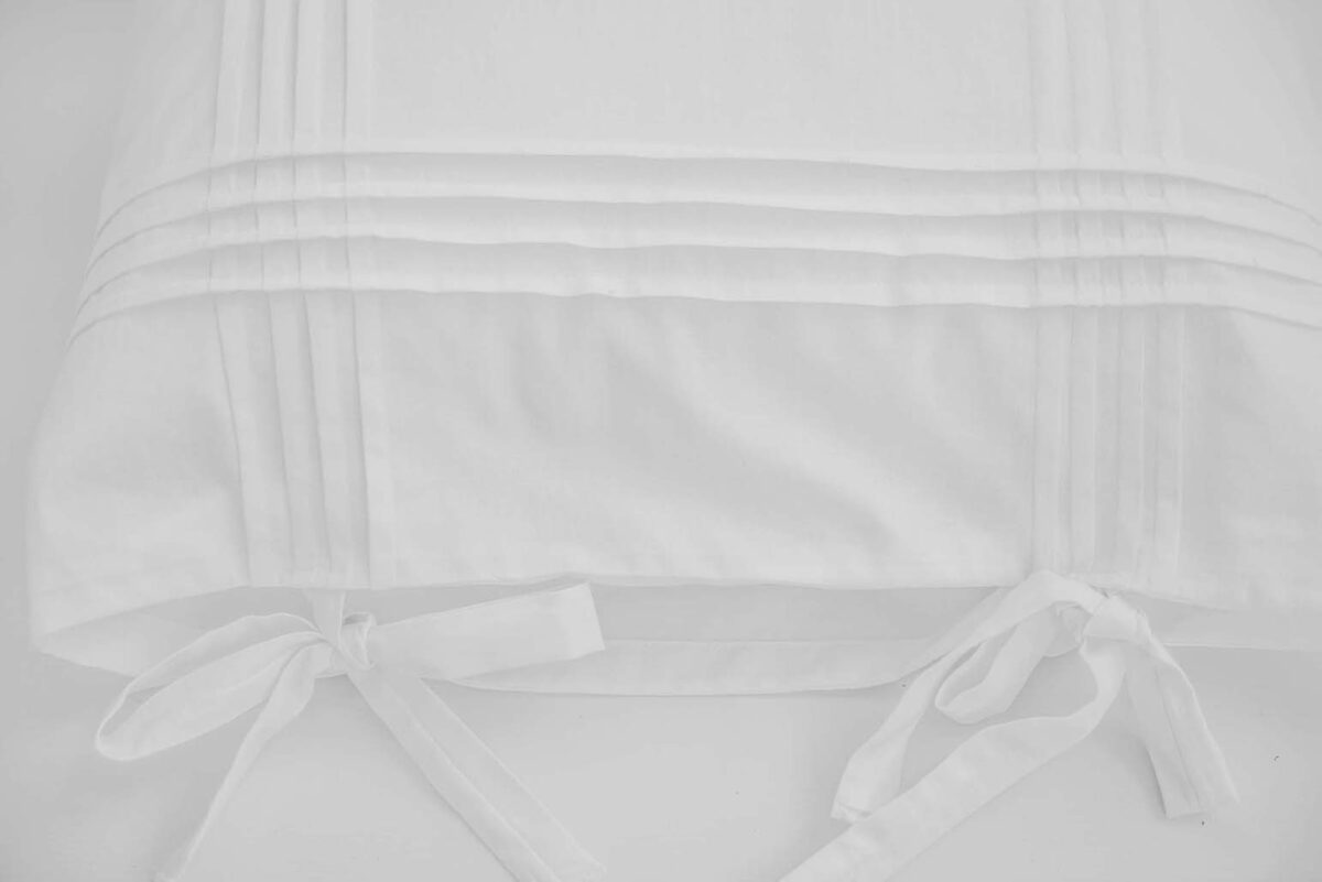 White Cotton Pillowcases Adorned with Pleats and Bows - Image 5
