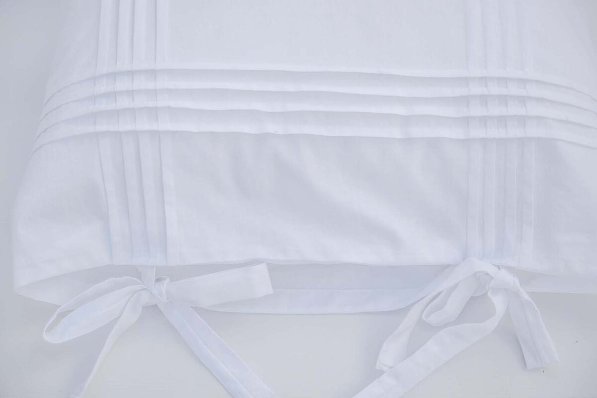 White Cotton Pillowcases Adorned with Pleats and Bows - Image 2